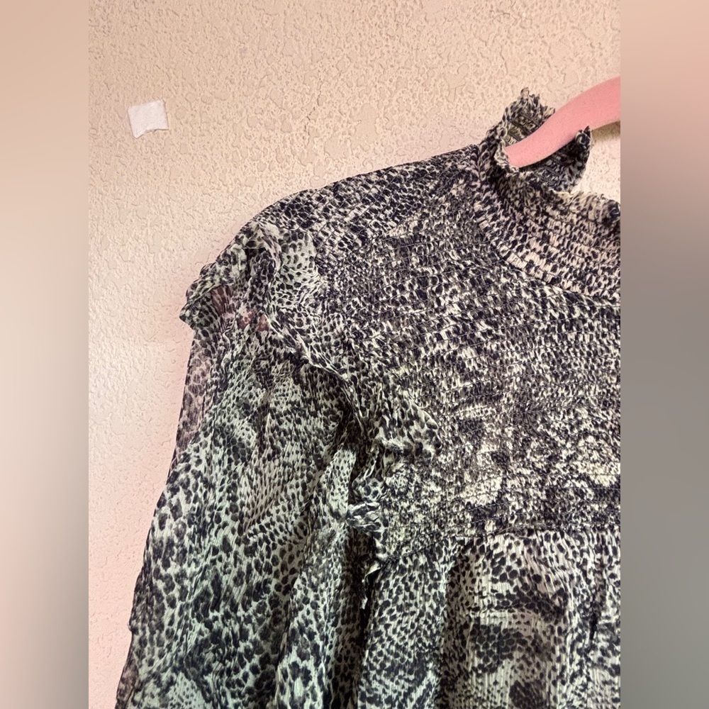 Free People Roma Gray Snake Print Smocked Crepe High Neck Ruffle Sleeve Blouse S - Picture 8 of 14